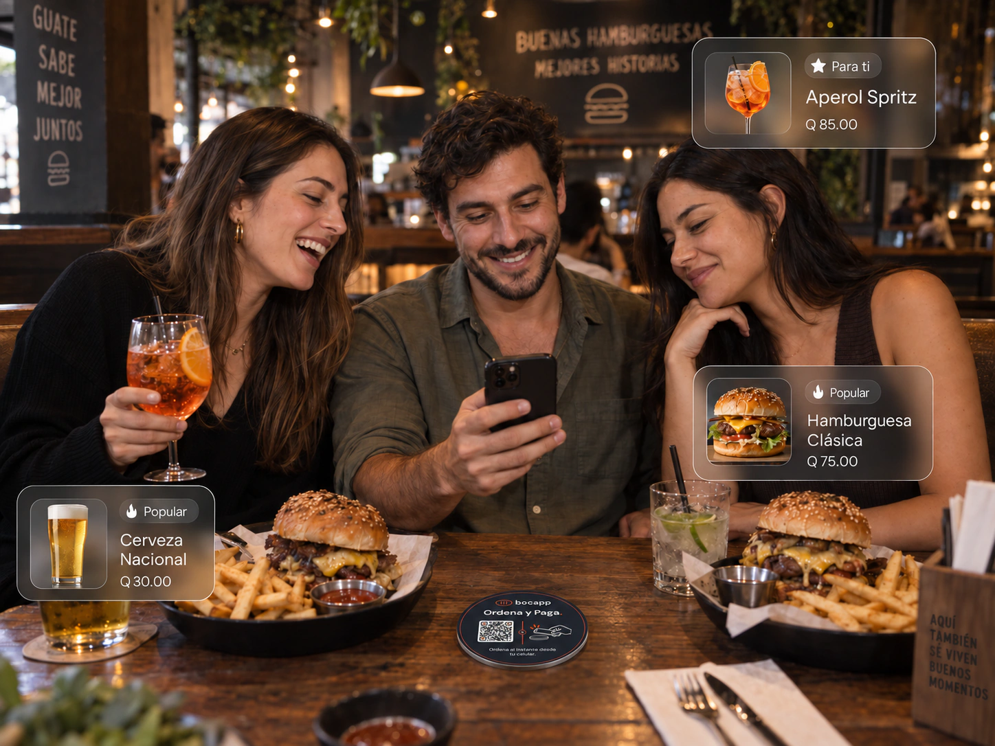 Amigos ordenando y pagando con bocapp desde la mesa de un restaurante