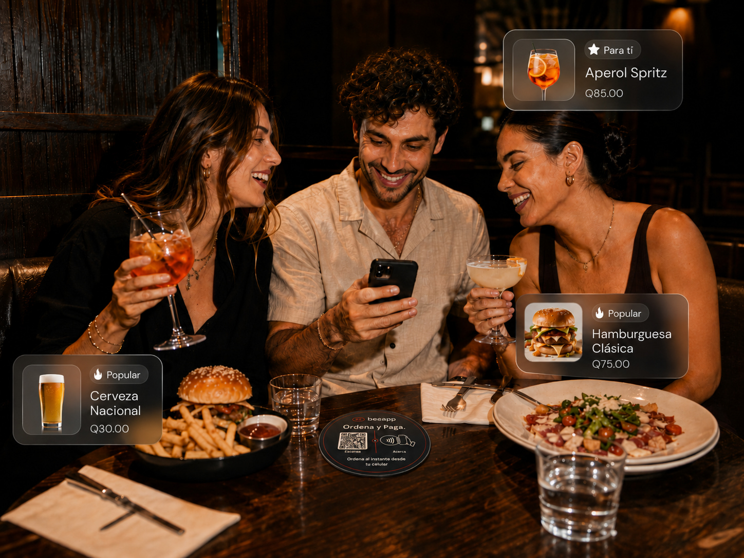 Amigos ordenando y pagando con bocapp desde la mesa de un restaurante